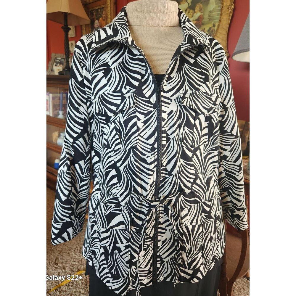 J20  Eden court bold black and white palm leaf print casualdressy zip-up jacket